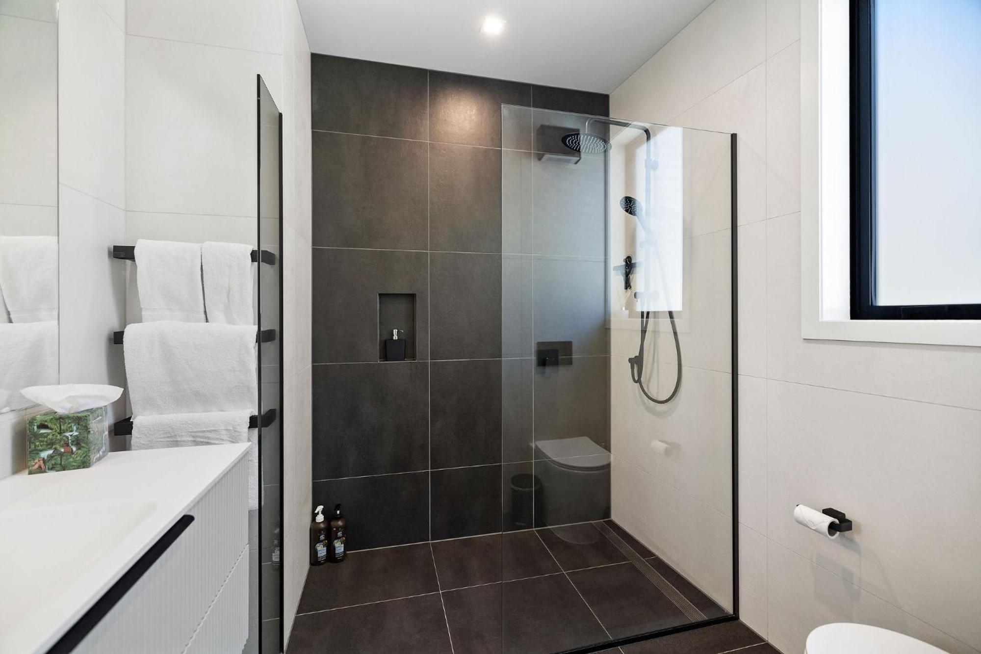 Homestead Retreat - 2 Bedroom - Lake View Квинстаун Экстерьер фото